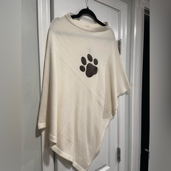 NWT Top It Off Cream Knit Pullover Poncho Shawl Brown Faux Leather Dog Cat Paw - Picture 6 of 9